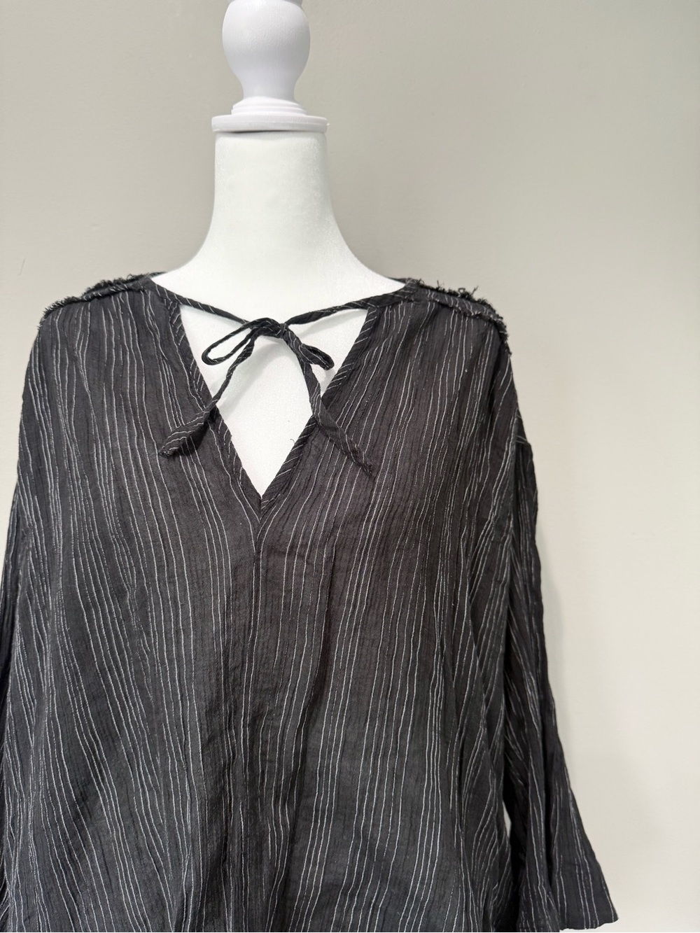 Vince Variegated Vertical Stripe Black & White Flowy Blouse - Picture 4 of 5